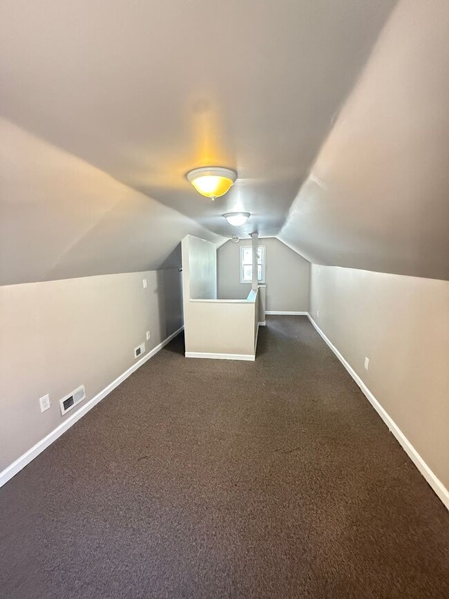 Building Photo - 3 BEDROOM HOME IN WARREN