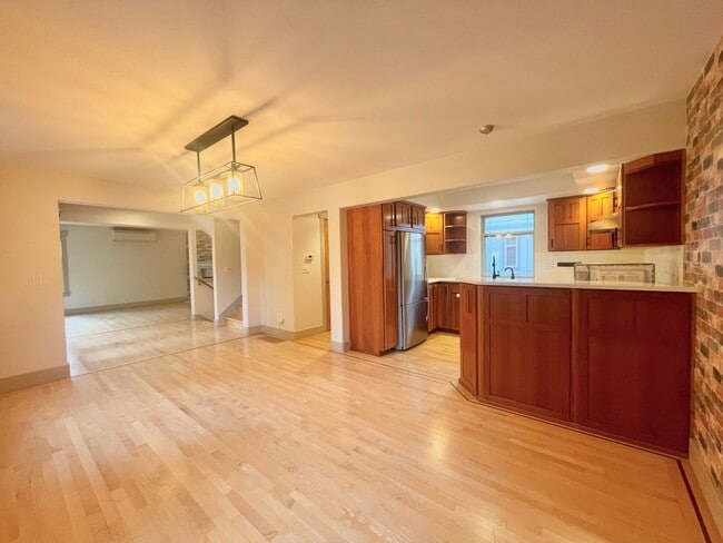 Building Photo - AVAILABLE NOW 3 BD 3.5 BA Townhome in Fremont