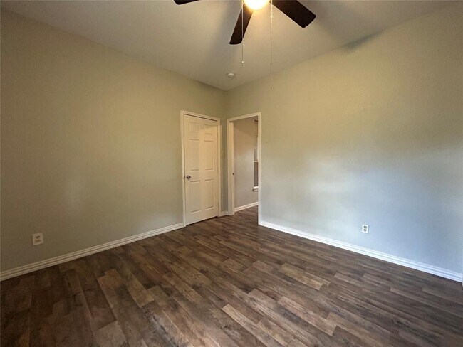 Building Photo - 400 Symes St