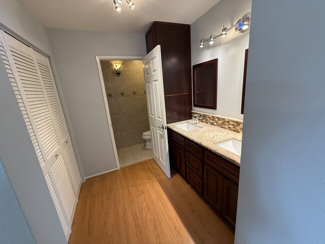 Building Photo - Bright & Updated 2BR Townhome Across from Fremont Park