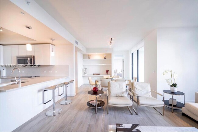 Building Photo - 999 SW 1st Ave