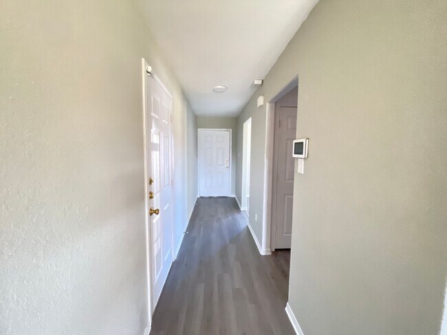 Building Photo - 360 Virtual Tour Available