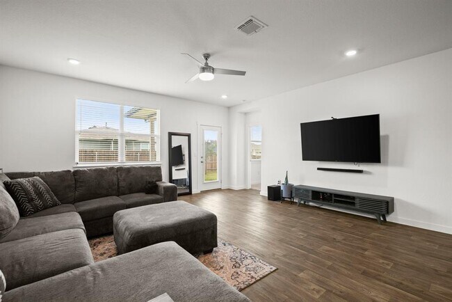 Building Photo - 3024 Egan Dr
