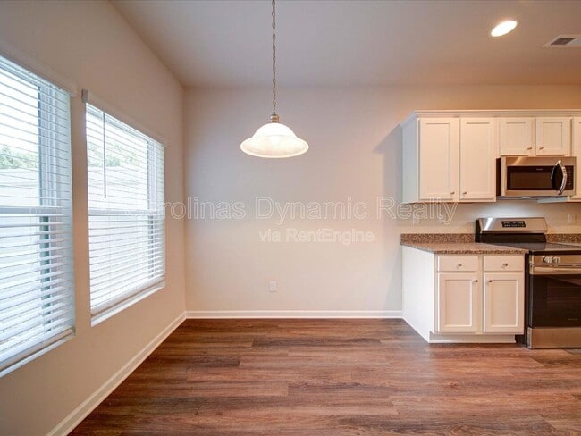 Building Photo - 916 S Battleground Ave