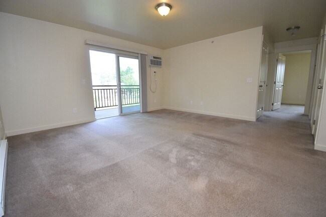 Building Photo - 2nd Floor 2 Bed 1 Bath in a Great Central ...