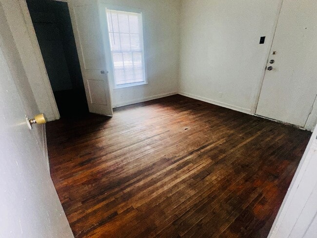 Building Photo - Charming 3 Bedroom Home