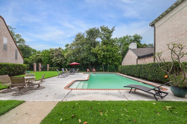 Building Photo - 7922 Woodway Dr