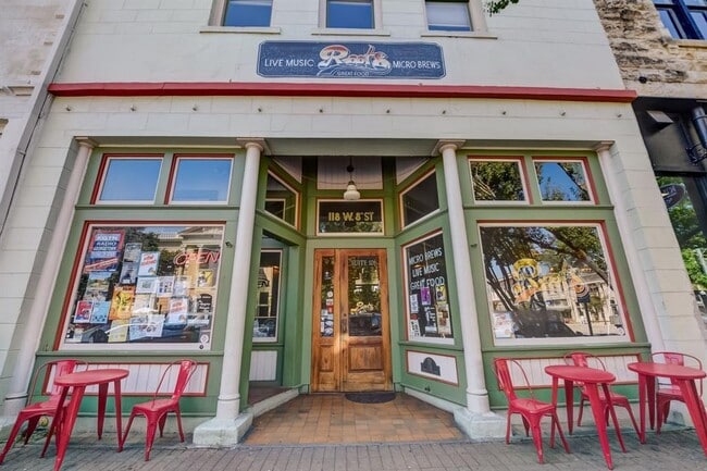 Building Photo - 601 E 8th St