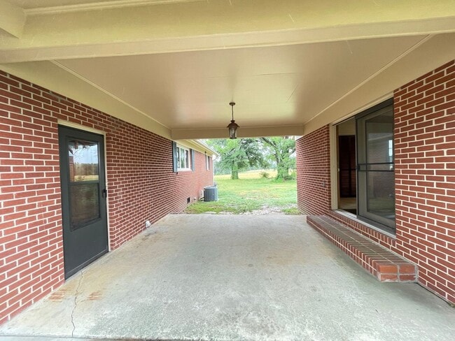 Building Photo - Large Furnished Rancher that Includes Lawn Maintenance and Bonus Room