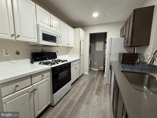 Building Photo - 10019 Vanderbilt Cir