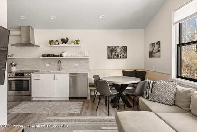 Building Photo - 220 W Main St