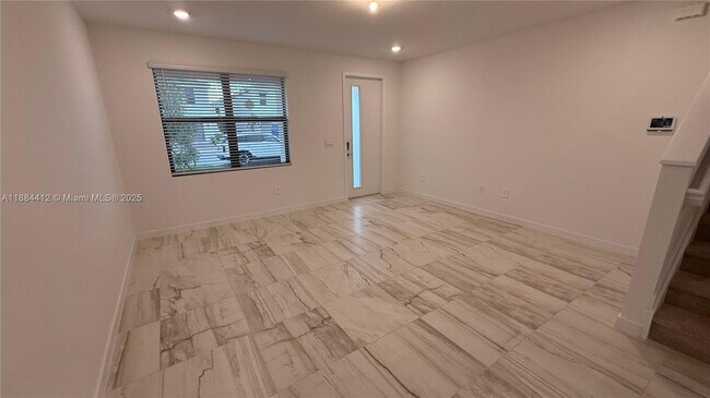 Building Photo - 1684 SE 7th Ct