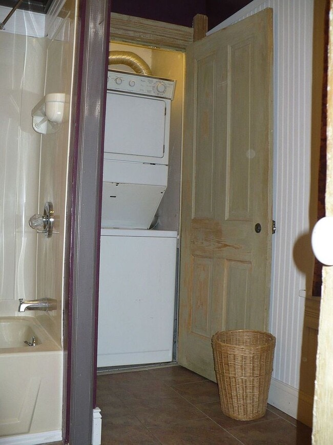 Building Photo - Three Bedroom House