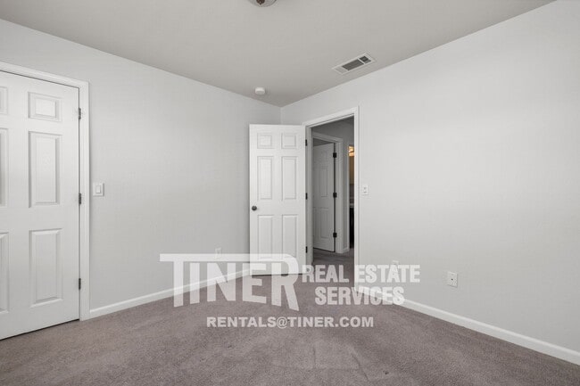 Building Photo - 1707 Grey Bunny Dr