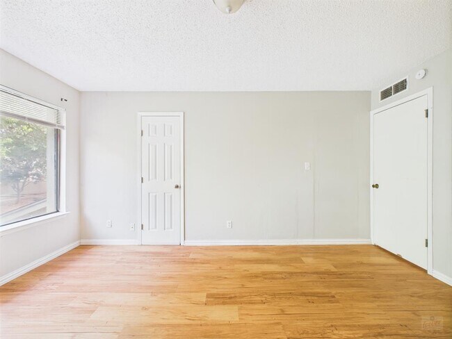 Building Photo - 9520 Quail Village Ln