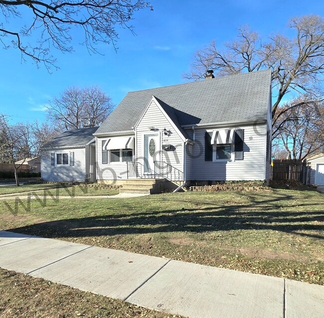 Building Photo - Great Location!