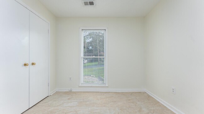 Building Photo - 6806 Cove Cir