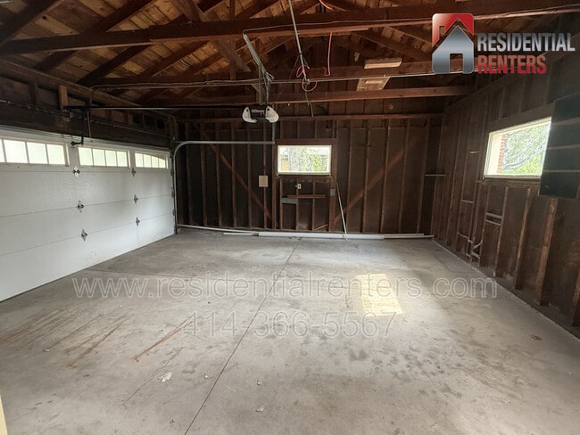 Building Photo - 205 N 165th St