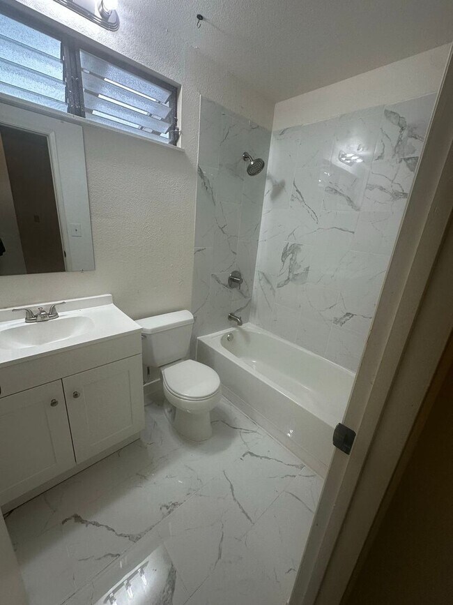 Building Photo - Newly Renovated 3 BD / 2 BA Townhome in Pearl City!