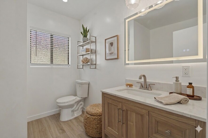 Building Photo - 1827 N Van Ness Ave