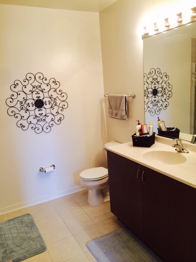 Building Photo - 437 W Division St