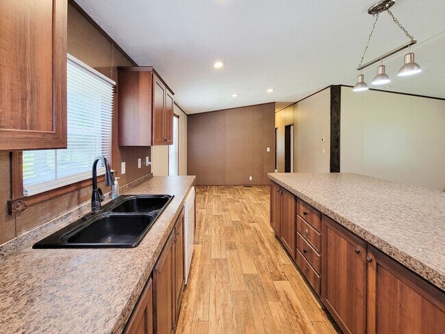 Building Photo - Cozy and Adorable home 4 bedroom 2 bath ho...