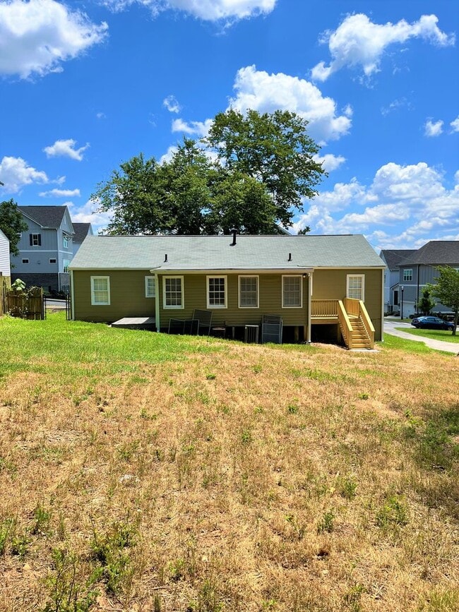 Building Photo - 204 SE Lakewood Dr