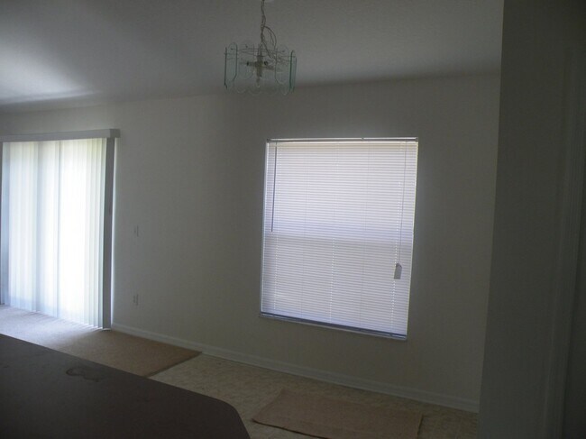 Building Photo - 17 Philmont Ln
