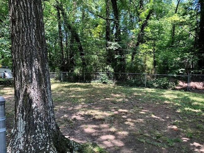 Building Photo - Renovated 2 Bed/1 Bath Cottage Near Downtown Durham! Available March 2026