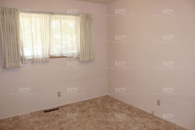 Building Photo - 2433 Tamarac Dr