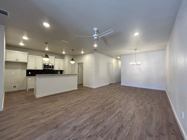 Building Photo - Luxury Townhome in Abbey Glen Community!