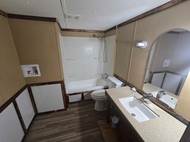 Building Photo - Affordable Living Near Bastrop
