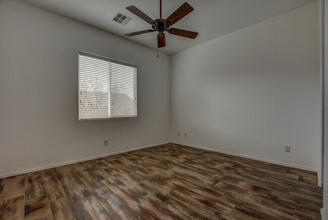 Building Photo - Beautiful 2 Bedroom with Den in Quailwood!