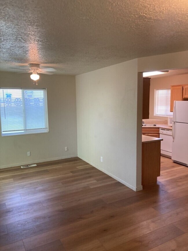 Building Photo - 3 bed, 1.5 bathroom - Two Story Twin Home