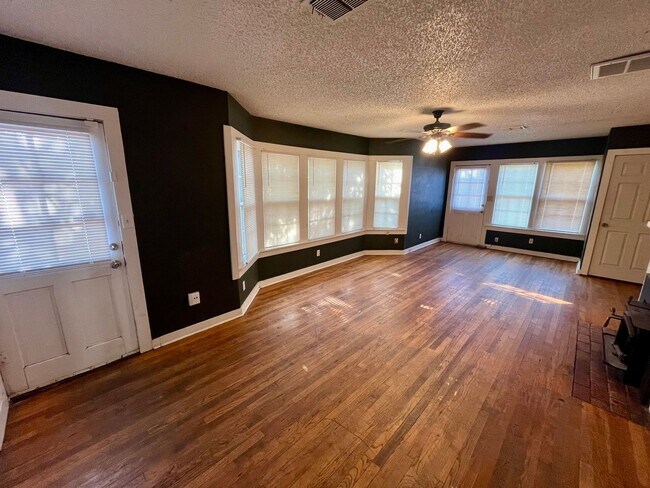 Building Photo - 6 month lease available One Block from Texas Tech