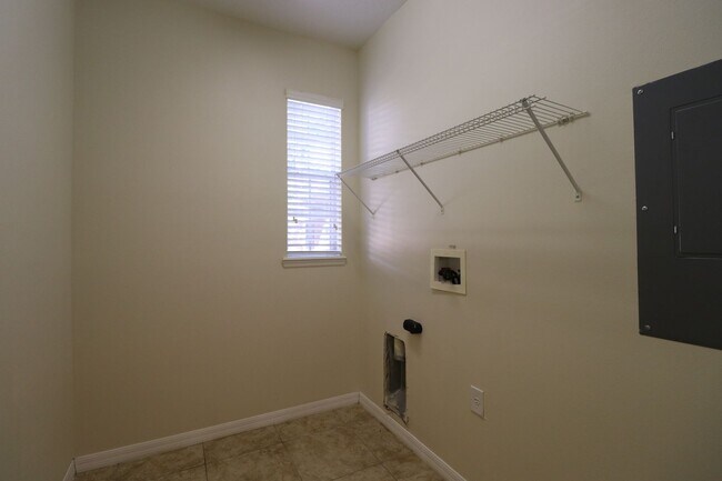 Building Photo - 3/2.5/2 Town Home in gated community with ...