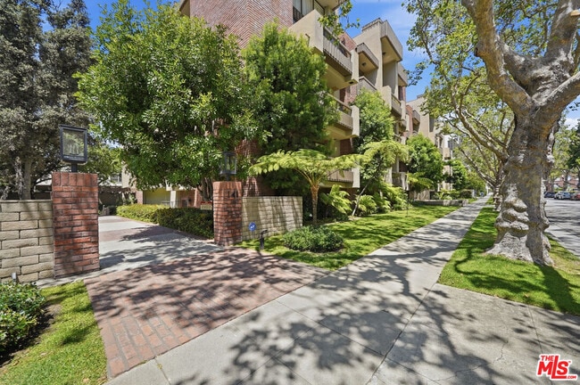Building Photo - 141 S Linden Dr