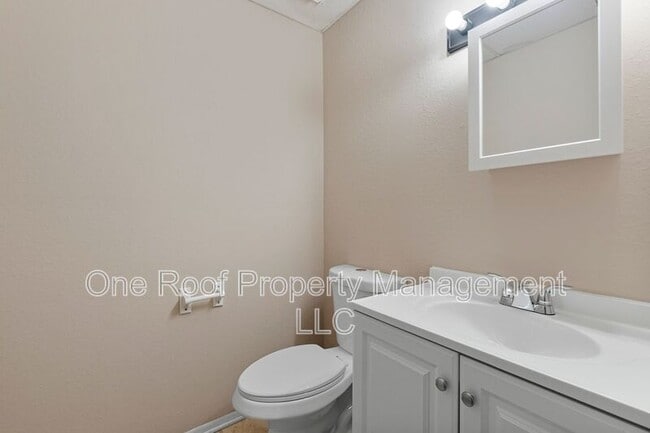 Building Photo - 701 Linwood Dr