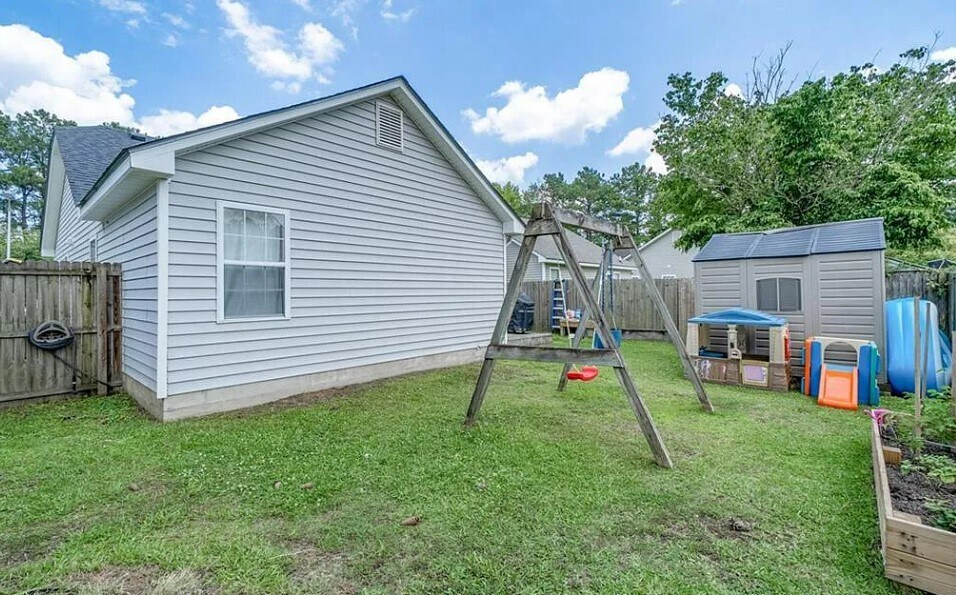 Building Photo - 215 Old Oak Rd