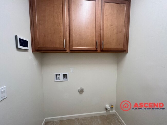Building Photo - Alluring Home Located In HOA!