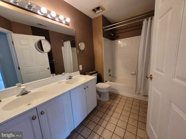 Building Photo - 10 Bridle Ct