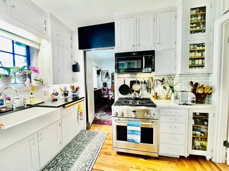 Part of the sweet gourmet kitchen. - 483 Boulevard