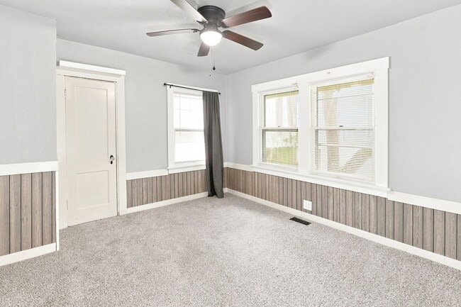 Building Photo - 1213 SW Plass Ave