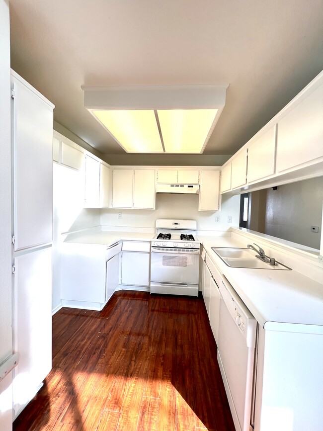 Building Photo - 11150 Glenoaks Blvd