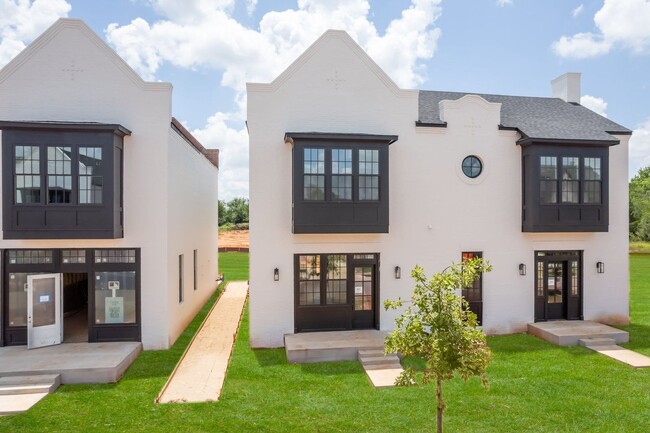 Building Photo - Minimalist Magic: 2-Bed Apartment Over Selah’s Creative District