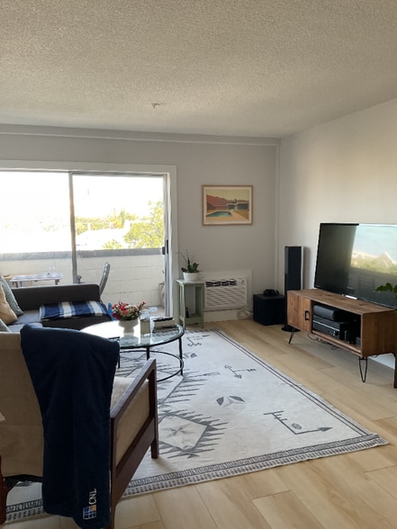 Building Photo - 406 W Azeele St