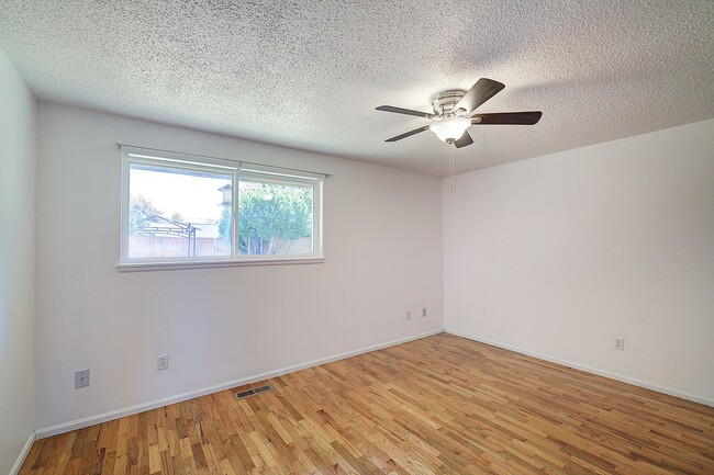 Building Photo - 4Bd/2Ba Kent Home