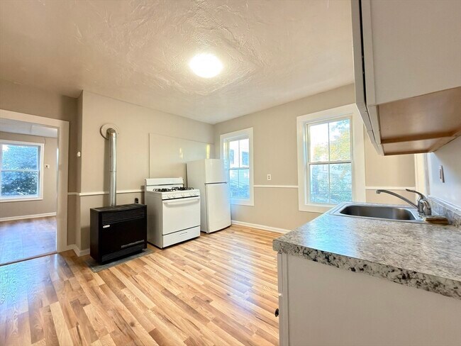 Building Photo - 16 1/2 Winslow St