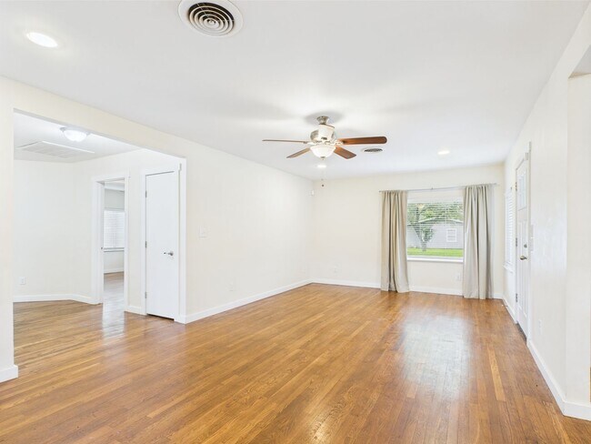 Building Photo - Charming 3-Bedroom Retreat with 2 Full Baths in the Heart of Fredericksburg!