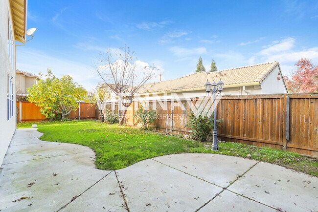 Building Photo - Beautiful 4 Bedroom + Study in Desirable Neighborhood